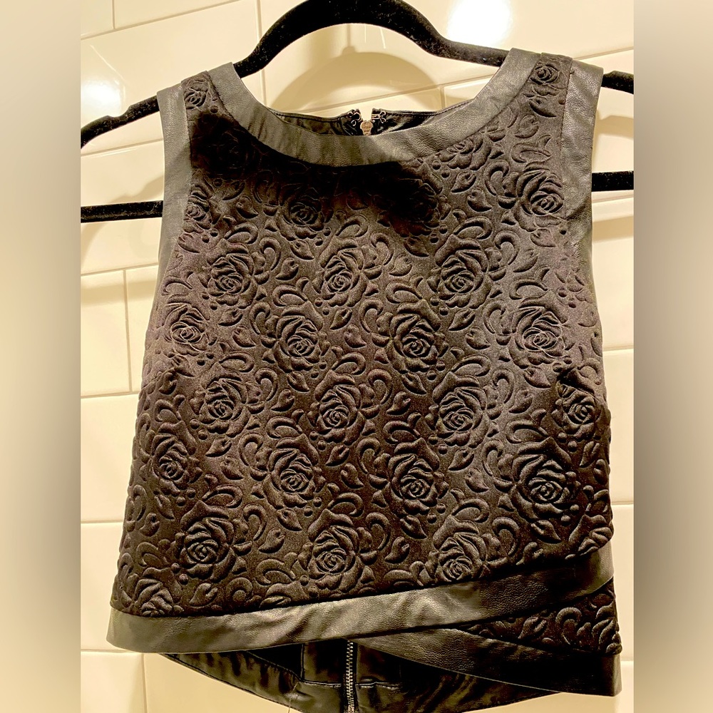 Sexy Guess crop top with zippered back